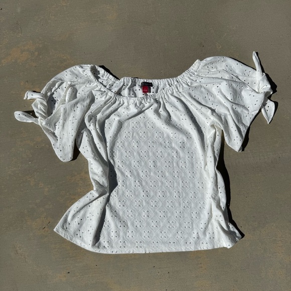 Vince Camuto Tops - Vince Camuto Women's Blouse White Eyelet Detail W/ Scoop Neck And Tie Sleeves Lg